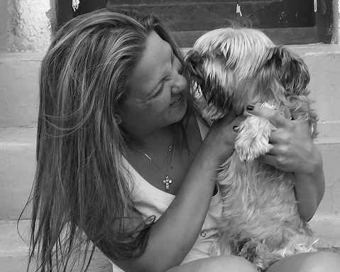 Perro junto a una mano humana