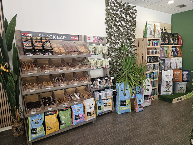 Perro comiendo de un cuenco